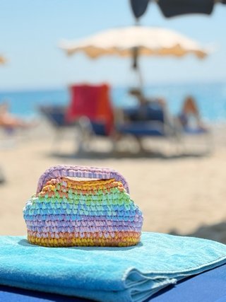 Borsa clutch uncinetto arcobaleno fatta a mano