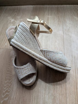 Sandalias cuña beige y doradas