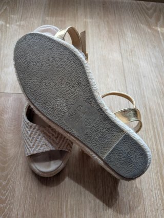 Sandalias cuña beige y doradas