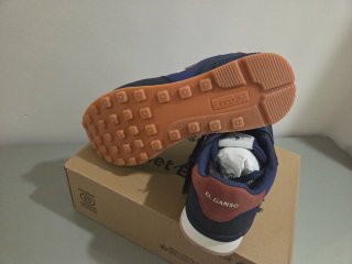 Zapatillas deportivas azules y rojas