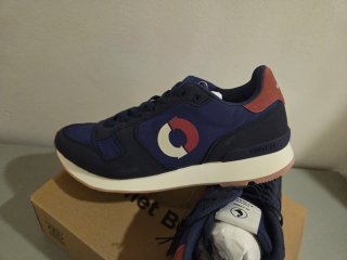 Zapatillas deportivas azules y rojas