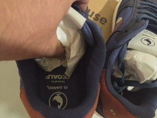 Zapatillas deportivas azules y rojas