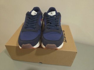 Zapatillas deportivas azules y rojas
