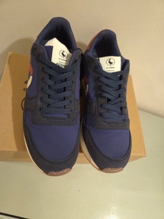 Zapatillas deportivas azules y rojas