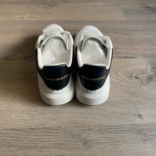 Alexander McQueen Oversized Blancas y Negras