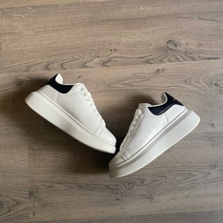 Alexander McQueen Oversized Blancas y Negras