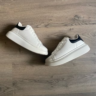 Alexander McQueen Oversized Blancas y Negras