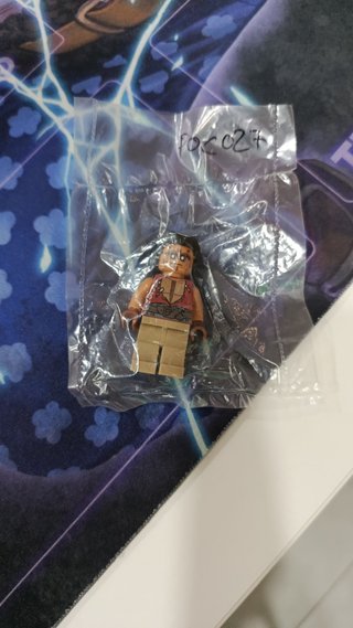 Minifigura LEGO Yeoman Zombie poc027
