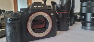 Sony Alpha 7III con objetivos y accesorios.