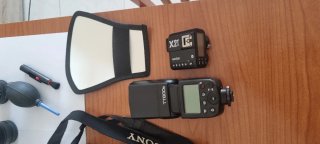 Sony Alpha 7III con objetivos y accesorios.