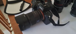 Sony Alpha 7III con objetivos y accesorios.