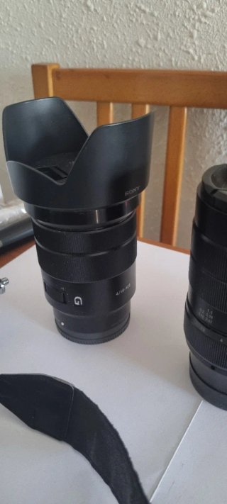 Sony Alpha 7III con objetivos y accesorios.