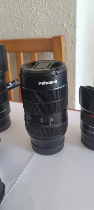 Sony Alpha 7III con objetivos y accesorios.