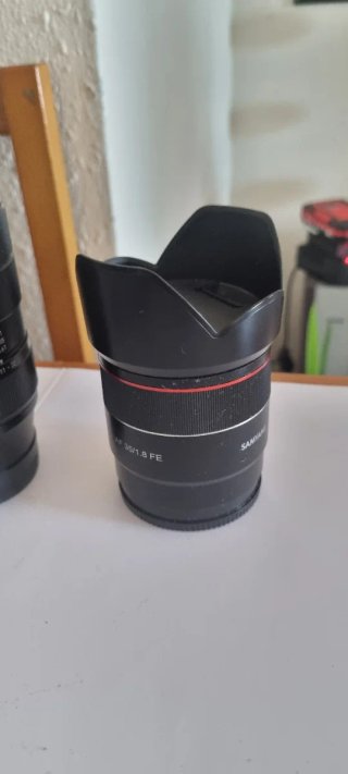 Sony Alpha 7III con objetivos y accesorios.
