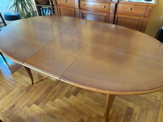 Mesa de madera maciza extensible.