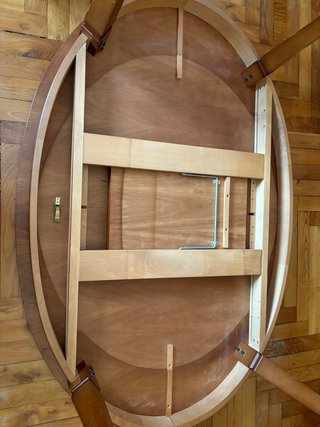 Mesa de madera maciza extensible.