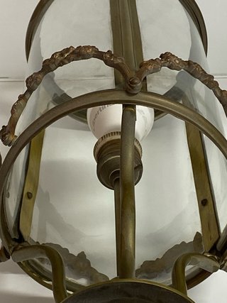 Lámpara antigua de metal y cristal