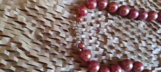 Collar de perlas rosado y cierre plateado