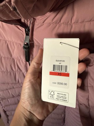 Abrigo DKNY rosa acolchado con capucha