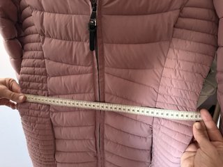 Abrigo DKNY rosa acolchado con capucha