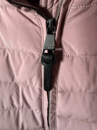 Abrigo DKNY rosa acolchado con capucha