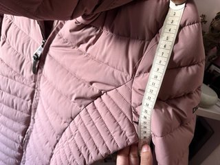 Abrigo DKNY rosa acolchado con capucha