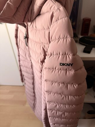Abrigo DKNY rosa acolchado con capucha