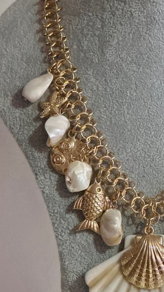 Colar Dourado com Pingentes de Concha e Peixe