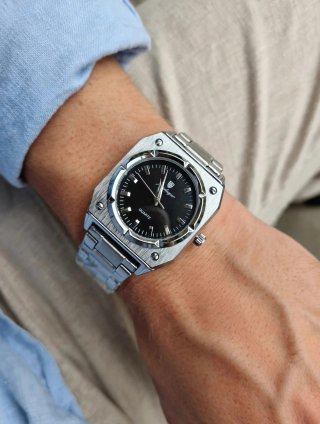 Elegante reloj plateado con pila nueva