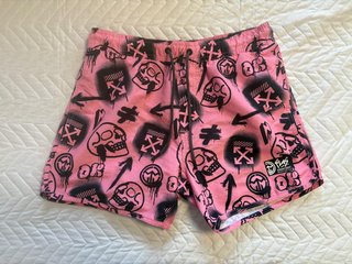 Bañador niño rosa calaveras grafiti 35 cm