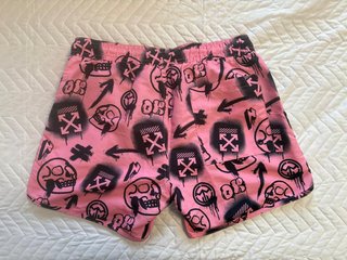 Bañador niño rosa calaveras grafiti 35 cm