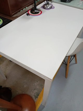 Escritorio blanco y plateado