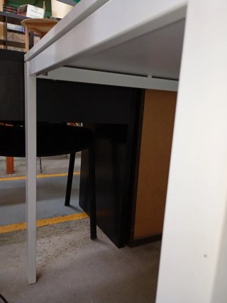 Escritorio blanco y plateado