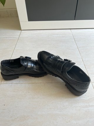 Copete negro con hebilla y flecos