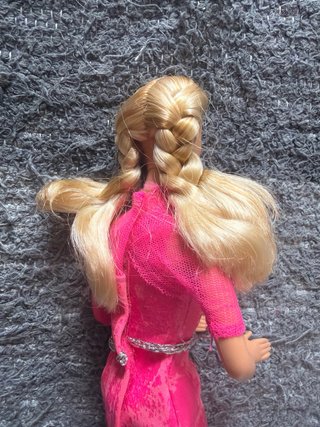 Muñeca Barbie rubia con vestido rosa