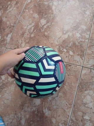 Balón de fútbol con diseño moderno