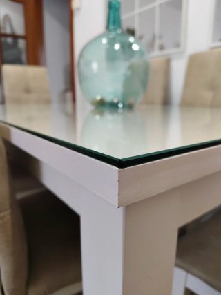 Mesa de comedor blanca y cristal