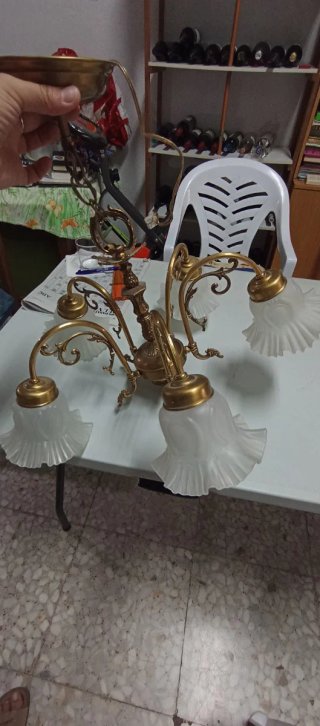 Lámpara de latón dorada con tulipas de cristal.