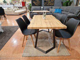 Mesa madera y 4 sillas negras