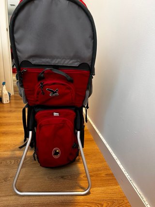 Mochila portabebés niño gris y rojo