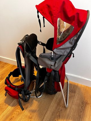 Mochila portabebés niño gris y rojo