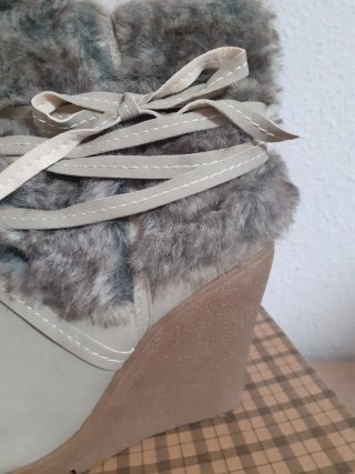 Botines de pelo beige y grises