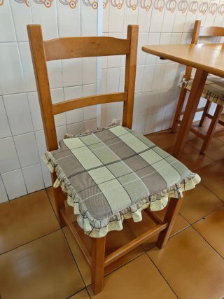 Mesa extensible y 4 sillas madera