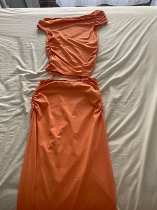 Conjunto naranja falda y top fruncido