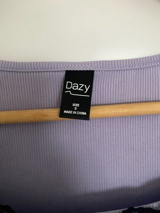 Camiseta Dazy con encaje negro