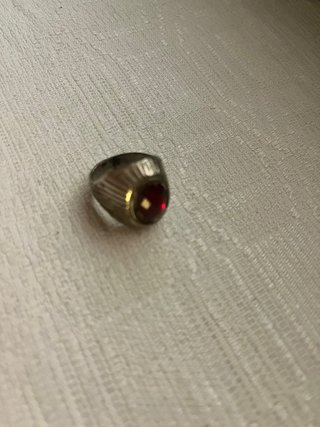 Anillo con piedra roja