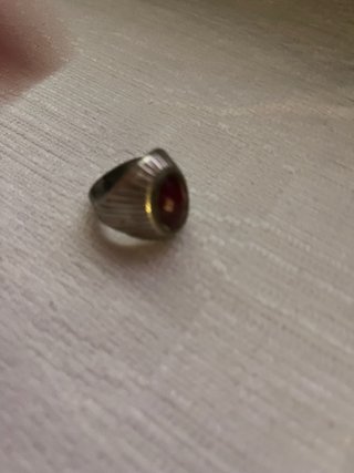 Anillo con piedra roja