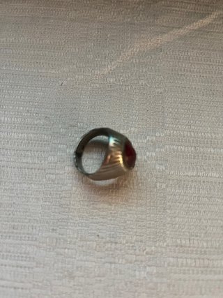 Anillo con piedra roja