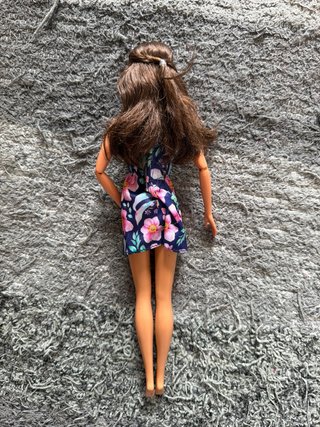 Muñeca Barbie con vestido floral