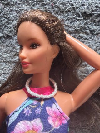 Muñeca Barbie con vestido floral